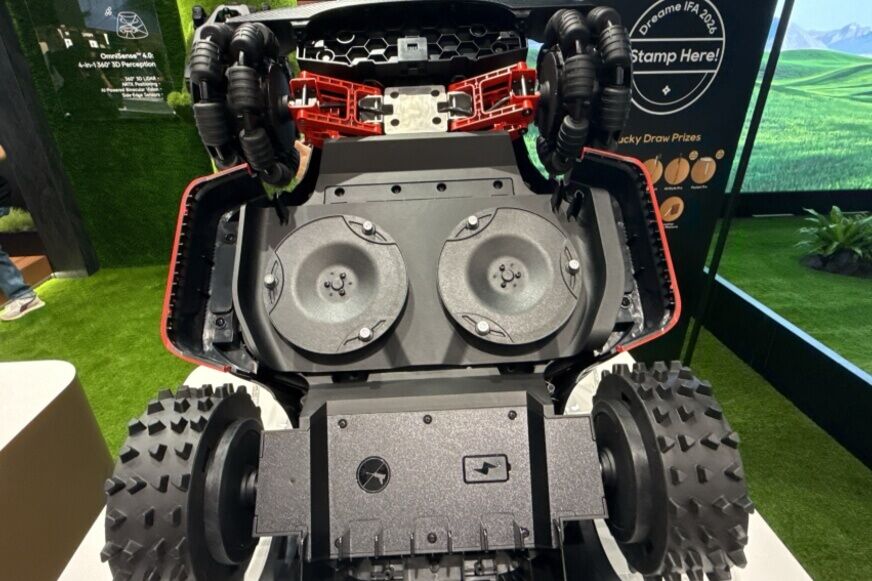 Dreame A4 AWD Pro 40 cm breites Doppelscheiben Mähwerk von unten